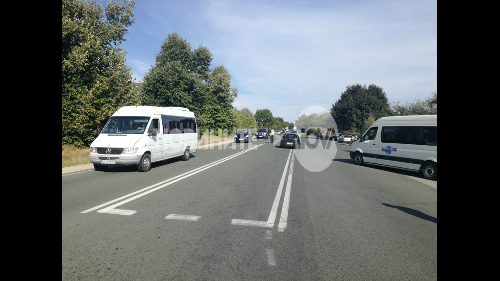 Протестиращи блокираха пътя София-Варна