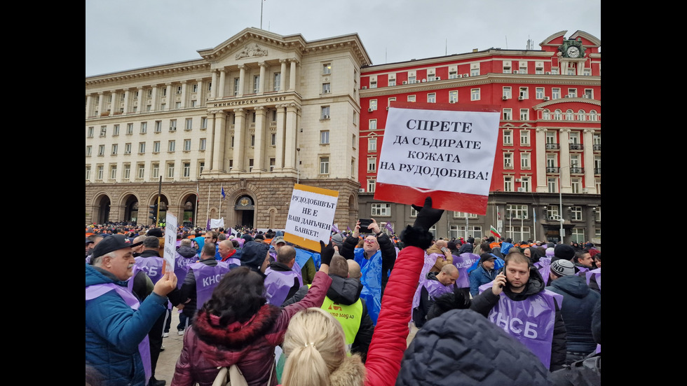 Синдикати от КНСБ и КТ „Подкрепа“ излизат на протест пред МС