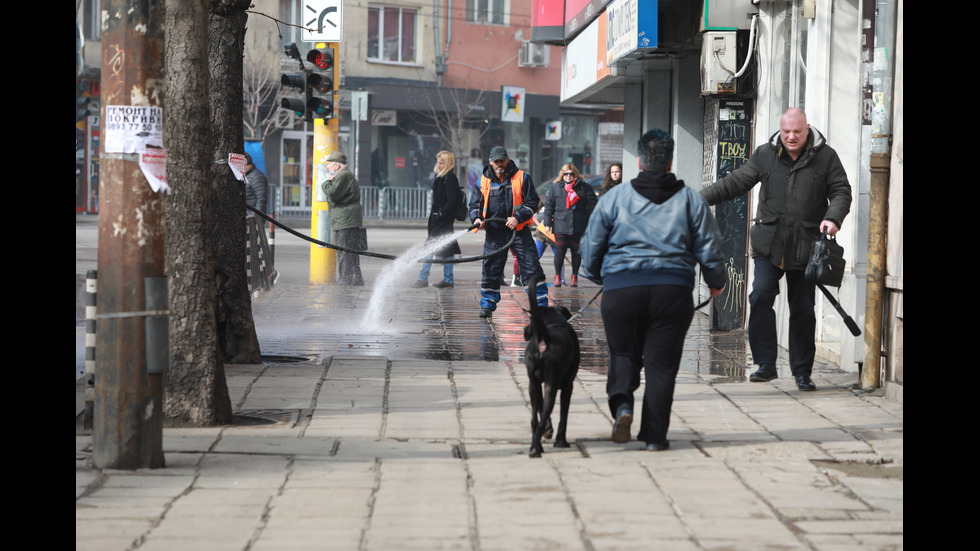 Започна миенето на улици и булеварди в София