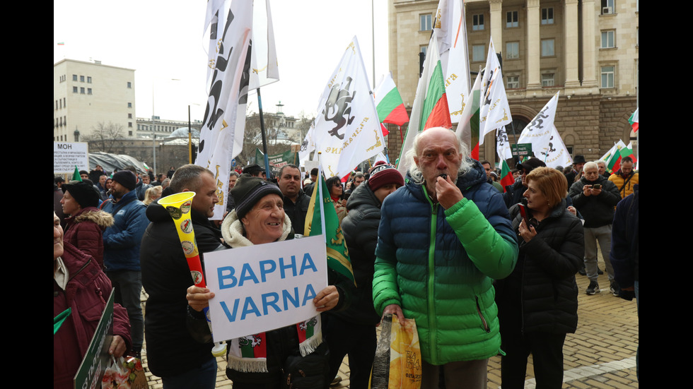 Протест срещу антиCOVID мерките в центъра на София, премиерът отиде при демонстрантите