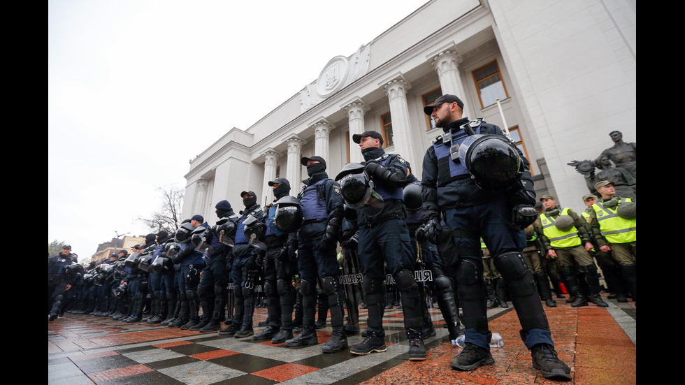 СБЛЪСЪЦИ В УКРАЙНА: Четирима пострадаха по време на протест