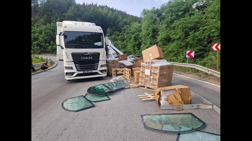 Тир изсипа товара си върху джип в Прохода на Републиката