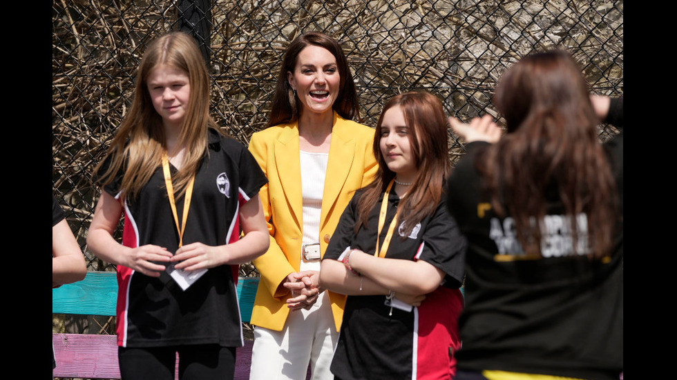 ЕЛЕГАНТНА В ЖЪЛТО: Принцесата на Уелс Катрин на благотворително събитие в Бат