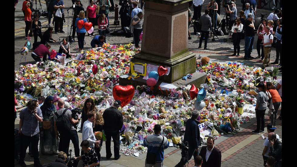 Шествия и минута мълчание за жертвите в Манчестър