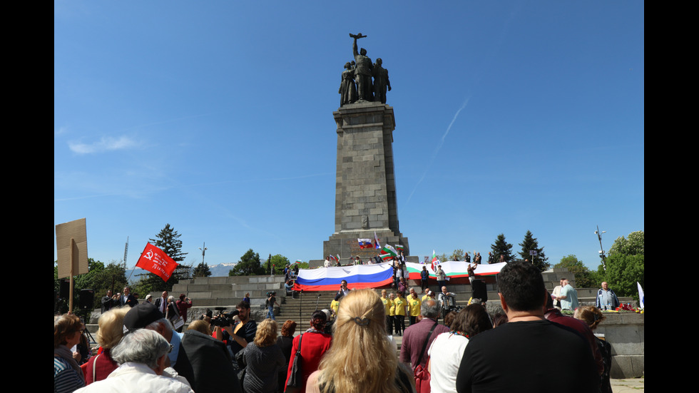 Нарисуваха украинското знаме върху Паметника на Съветската армия