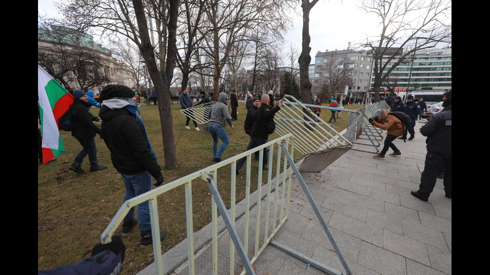 "Възраждане" организира протест срещу зеления сертификат, докараха водно оръдие пред НС
