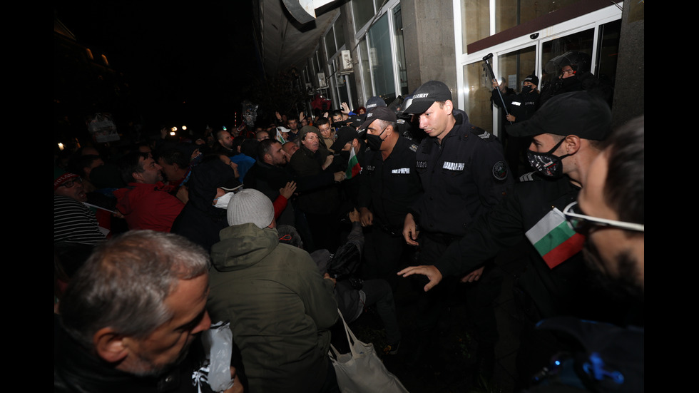 ДЕН 100: Засилено полицейско присъствие в София заради протеста