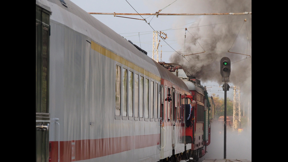 Атрактивен ретро влак потегли от Варна