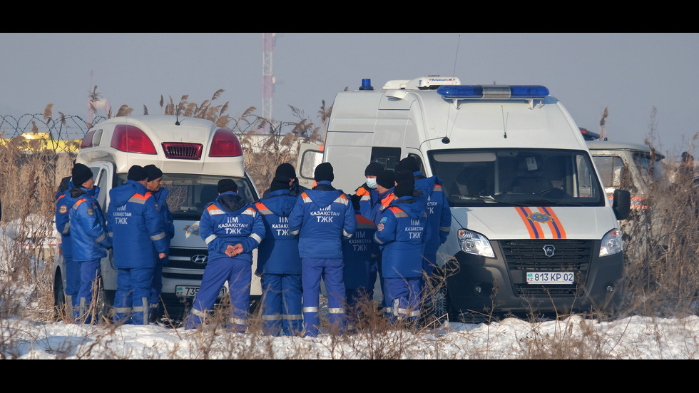 Самолет с 98 души на борда катастрофира в Казахстан, има жертви