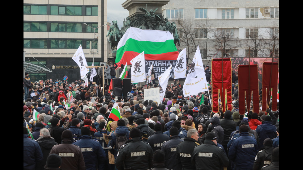 "Възраждане" организира протест срещу зеления сертификат, докараха водно оръдие пред НС