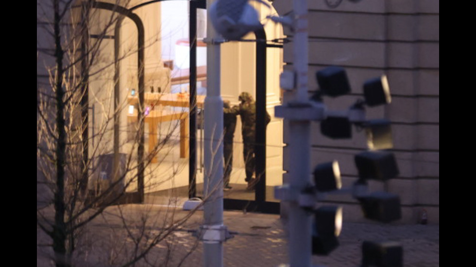 Въоръжен държа българин за заложник в магазин в Амстердам