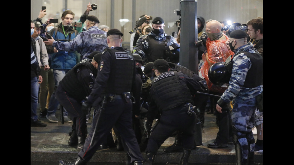 Над 100 задържани след протест за оставката на Путин в Москва