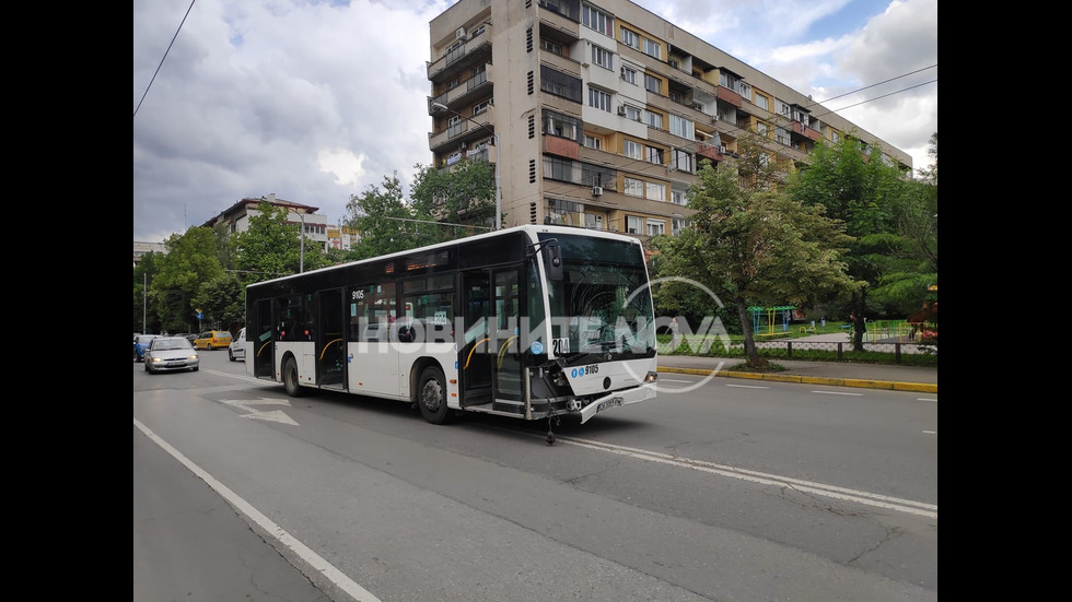 Автобус помете пет коли при катастрофа в София