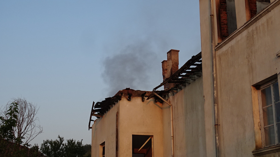3 000 тома книги изгоряха при пожар в читалище край Кюстендил