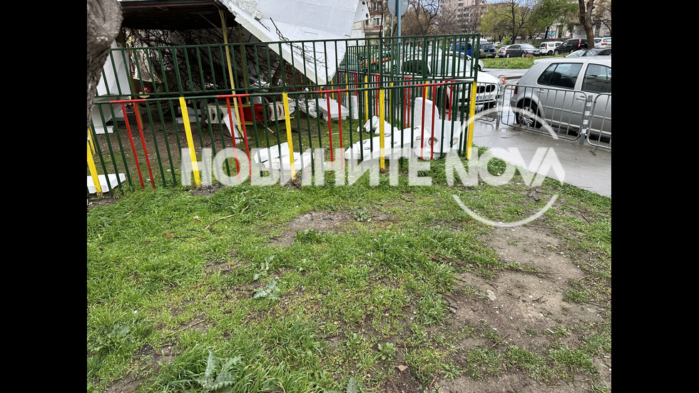 След силна буря: Изолация на блок падна върху детска градина в Пловдив