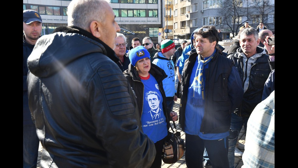 Фенове на „Левски” на протест пред парламента