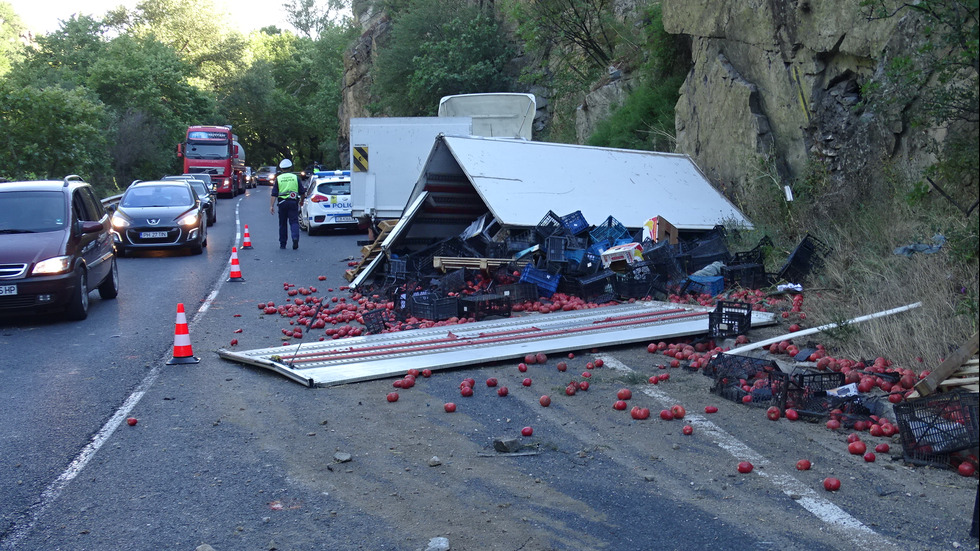 Камион с домати се разби в скала, има ранени