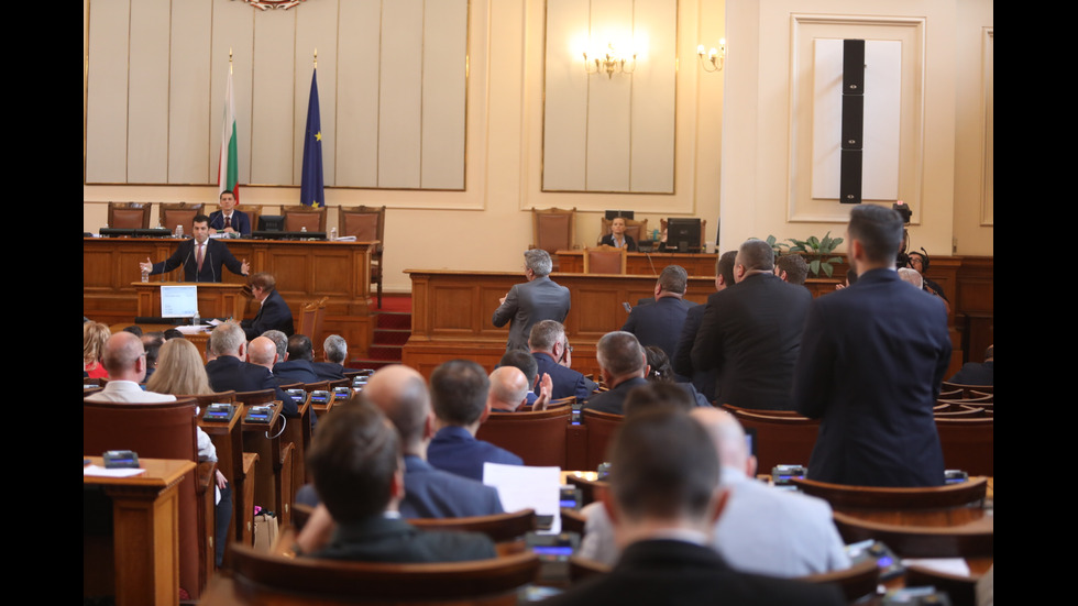 Депутатите обсъждат отстраняването на председателя на парламента