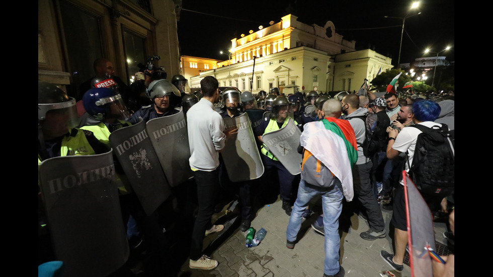 Бомбички, бутилки и павета полетяха към полицаите на протеста в София