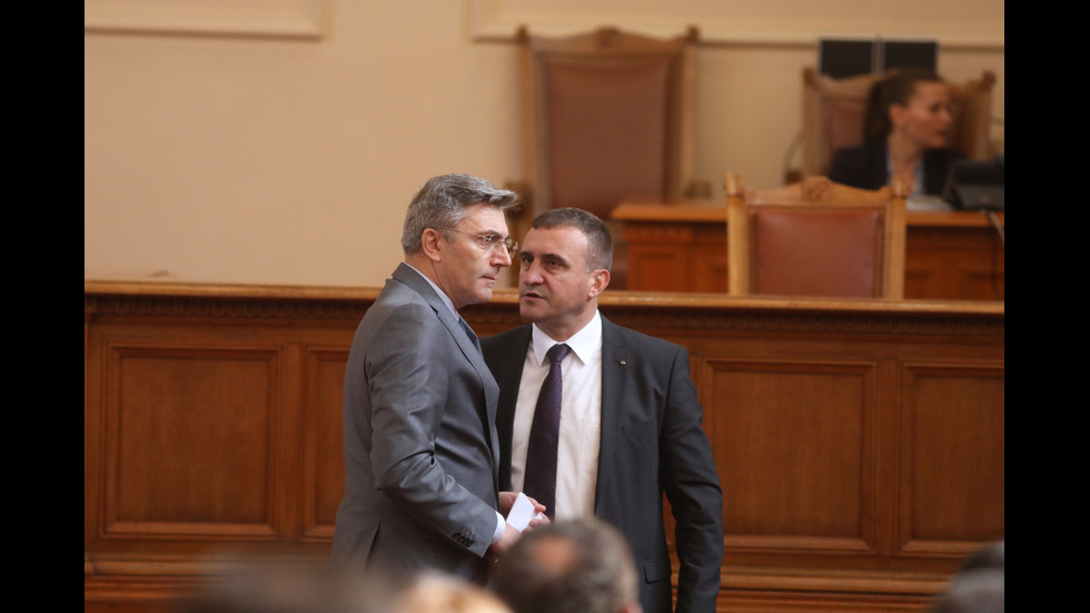 Депутатите обсъждат отстраняването на председателя на парламента