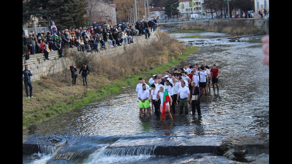 Смелчаци спасяваха Светия кръст във водоеми в цялата страна