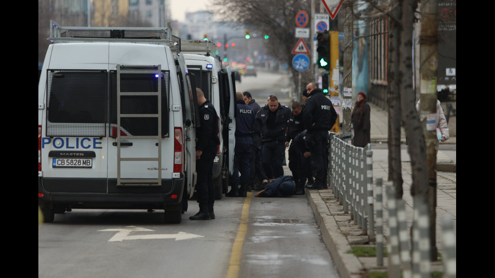СЛЕД ГОНКА: Патрулка и лек автомобил се удариха в центъра на София