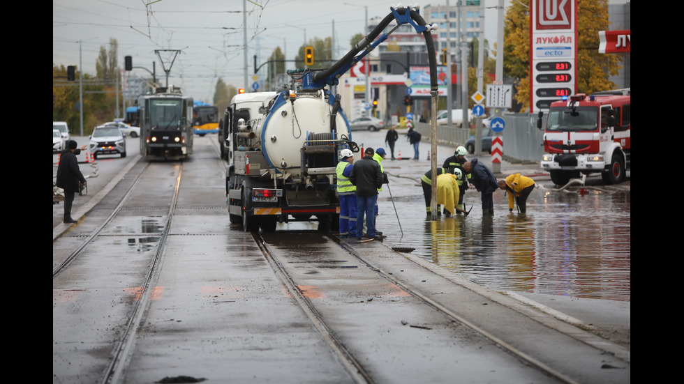 Наводнено кръстовище спря движението на няколко трамвайни линии в София