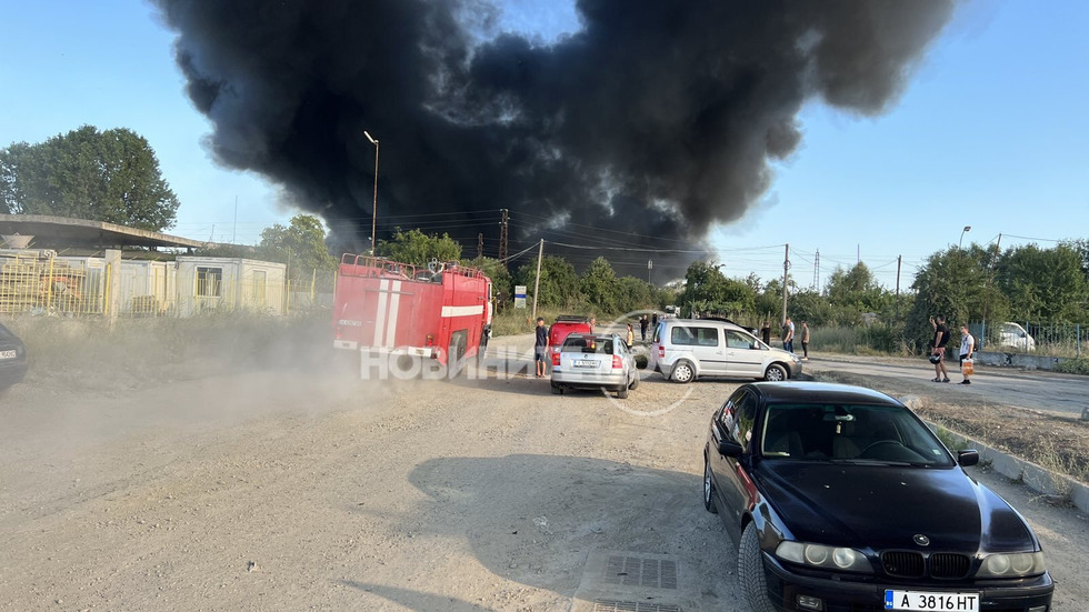 Пожар в депо за строителни отпадъци в Бургас