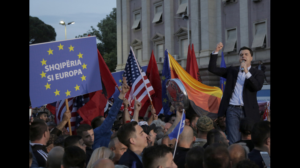 Демонстрация на опозицията в Тирана ескалира