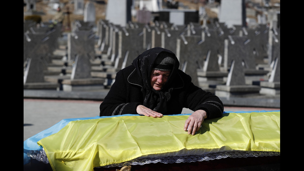 РАЗБИТОТО СЪРЦЕ НА УКРАЙНА: Годината на войната в СНИМКИ