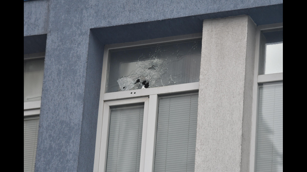 Полицай пострада при стрелба по сградата на Трето РУ в София