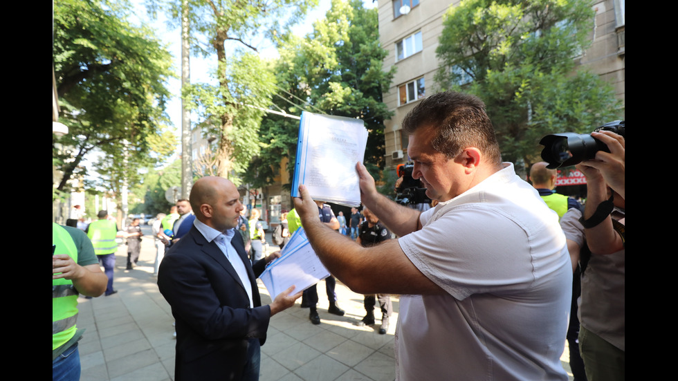 ВСС обсъжда отстраняването на Гешев, граждани протестират