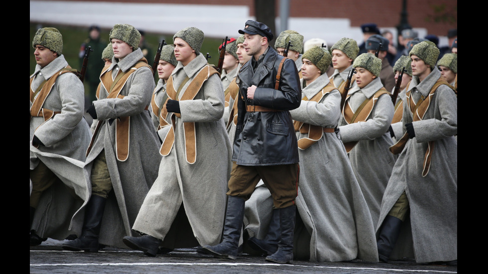 Руски военни репетират за голям парад в Москва