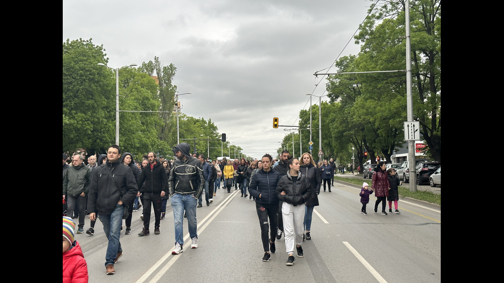 След смъртта на Явор и Ани: Втори ден протести на лобното им място