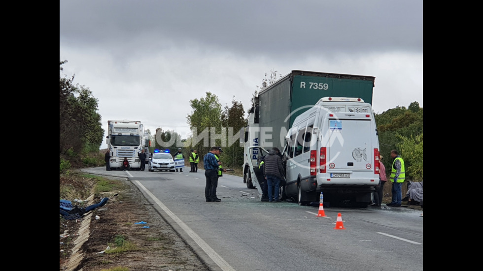 3 загинали и 16 ранени при удар между тир и бус край Лесово