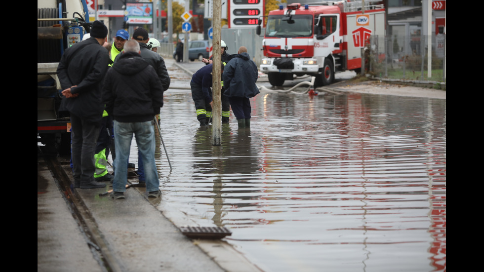 Наводнено кръстовище спря движението на няколко трамвайни линии в София