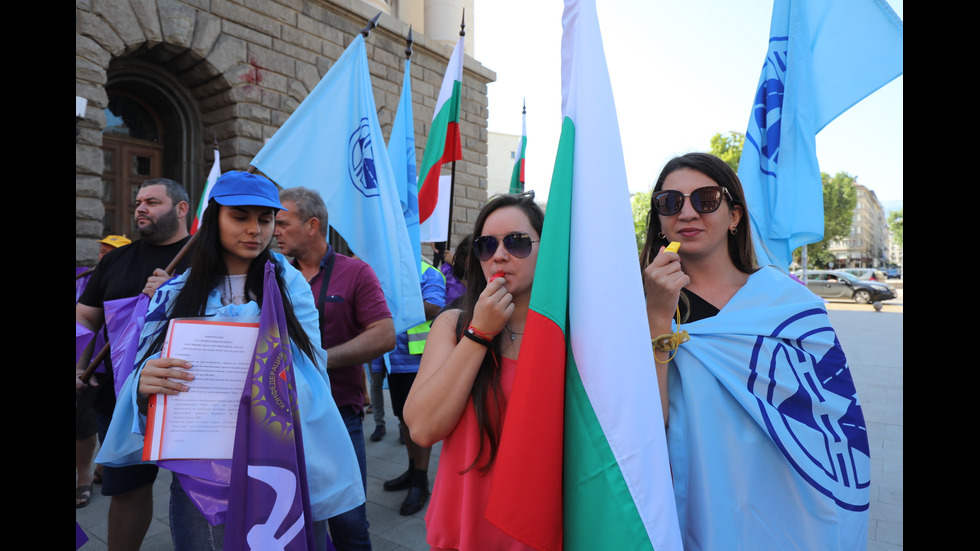 Протест на „Автомагистрали-Черно море“ блокира булеварда пред МС