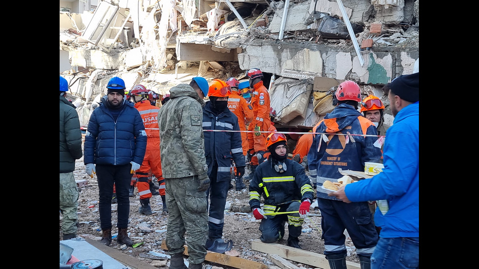 Акция в турския град Бесни: Български пожарникари доловиха сърдечен ритъм в рухнала сграда