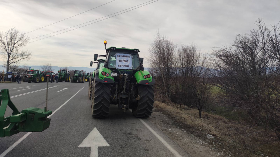 Протестът на земеделците и блокадите на ключови места продължават