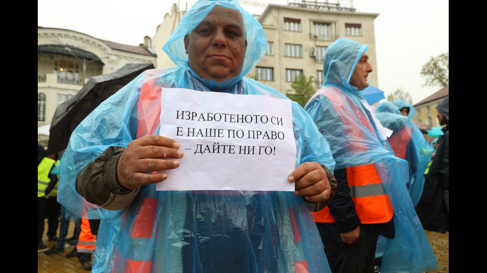 Пътните строители отново на протест, паркираха камиони пред Народното събрание