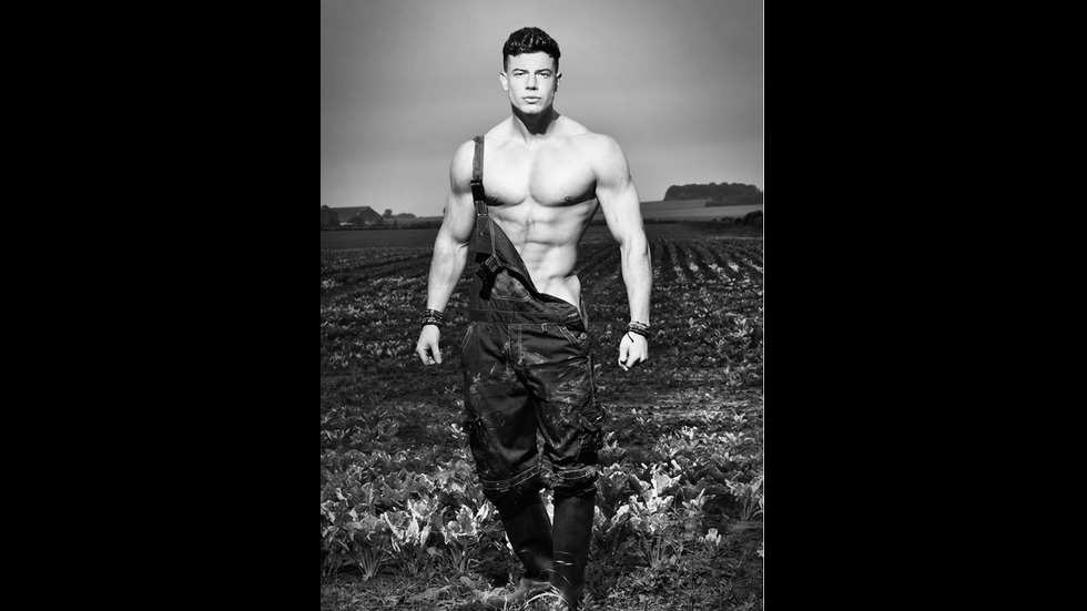 Фермери показаха изваяни тела в календар за 2017 г.