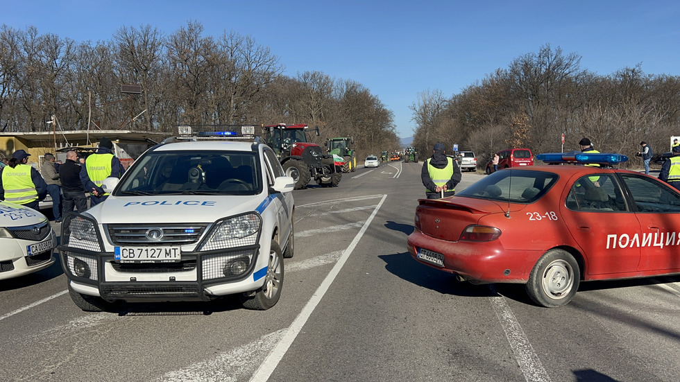 Земеделци с трактори блокират пътища в цялата страна