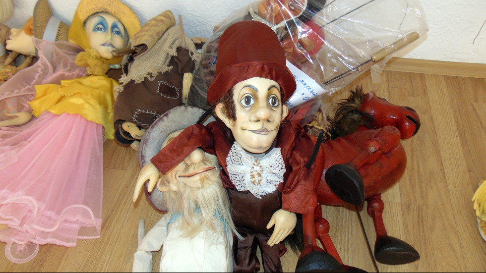 В света на куклите