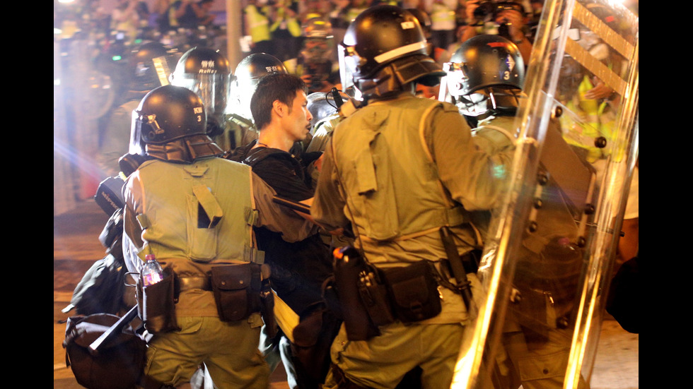 Сълзотворен газ и гумени куршуми срещу демонстранти в Хонконг