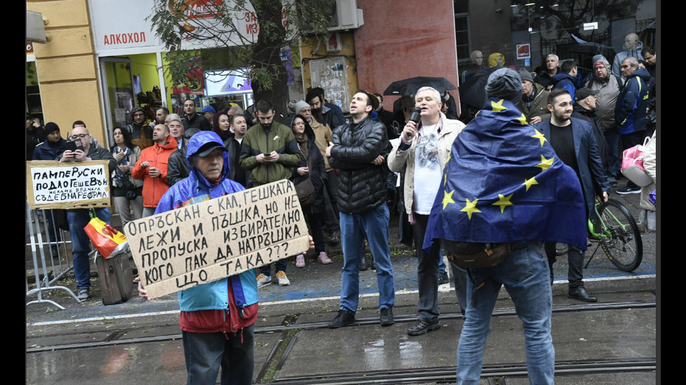 Протести „за” и „против” Гешев под прозорците на ВСС