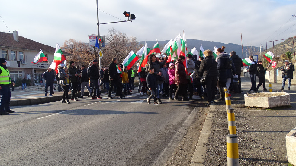 Протест блокира главен път Е-79