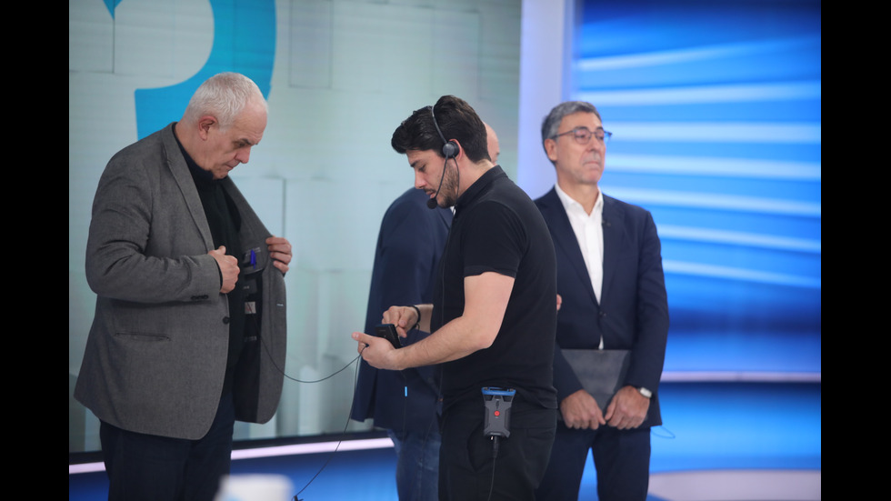 ЗАД КАДЪР: Изборният ден по NOVA В СНИМКИ