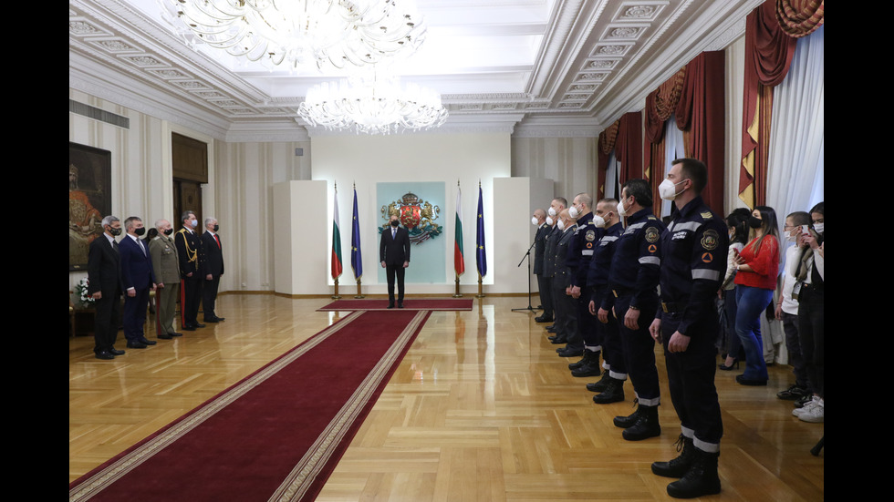 Президентът удостои с държавни отличия огнеборци