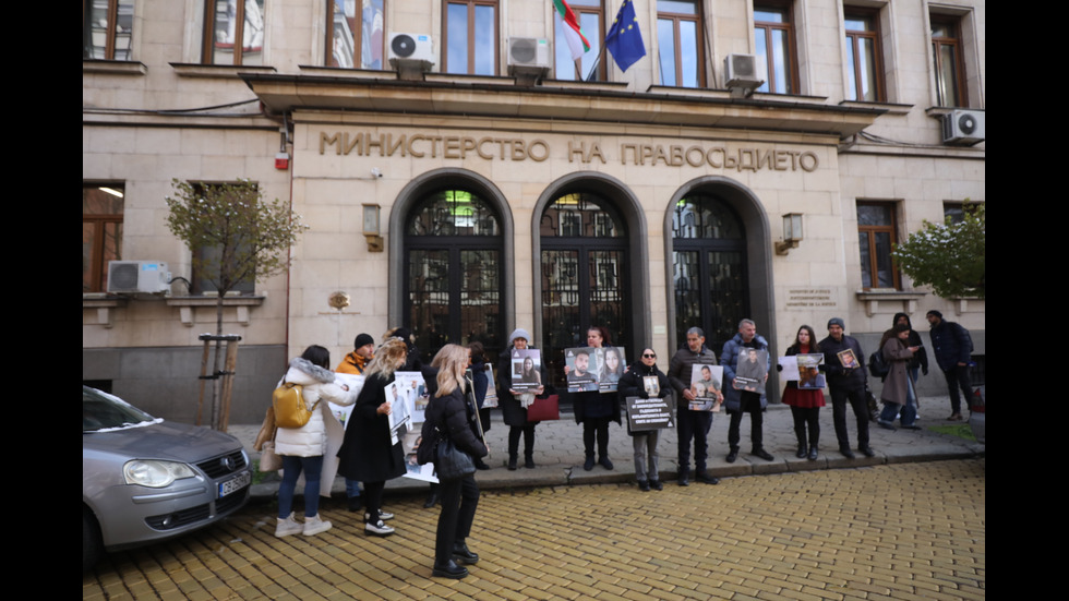 „Стига повече“: Протест в София срещу войната по пътищата