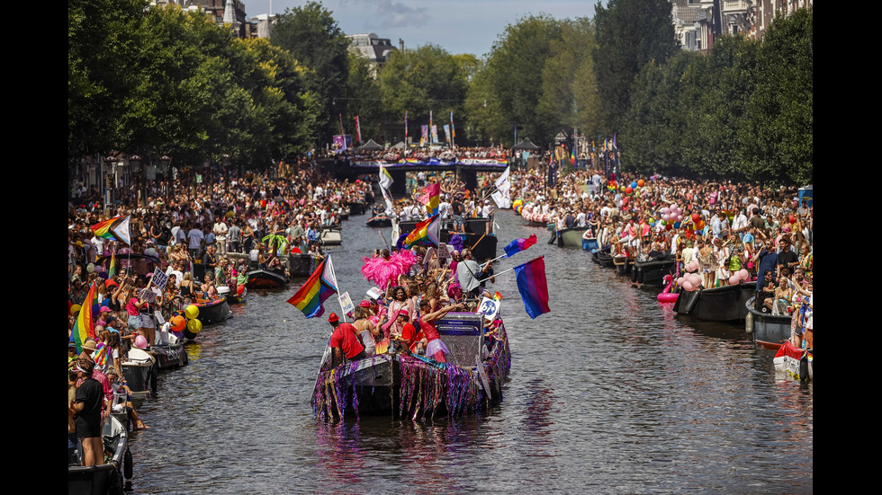 Стотици наблюдаваха честването на Амстердам Прайд по каналите на града
